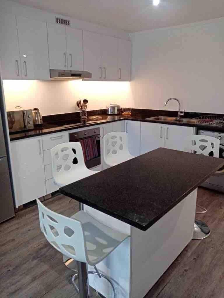 Table Mountain View 2 Bed 2 Bath Pool , Parking * Cape Town