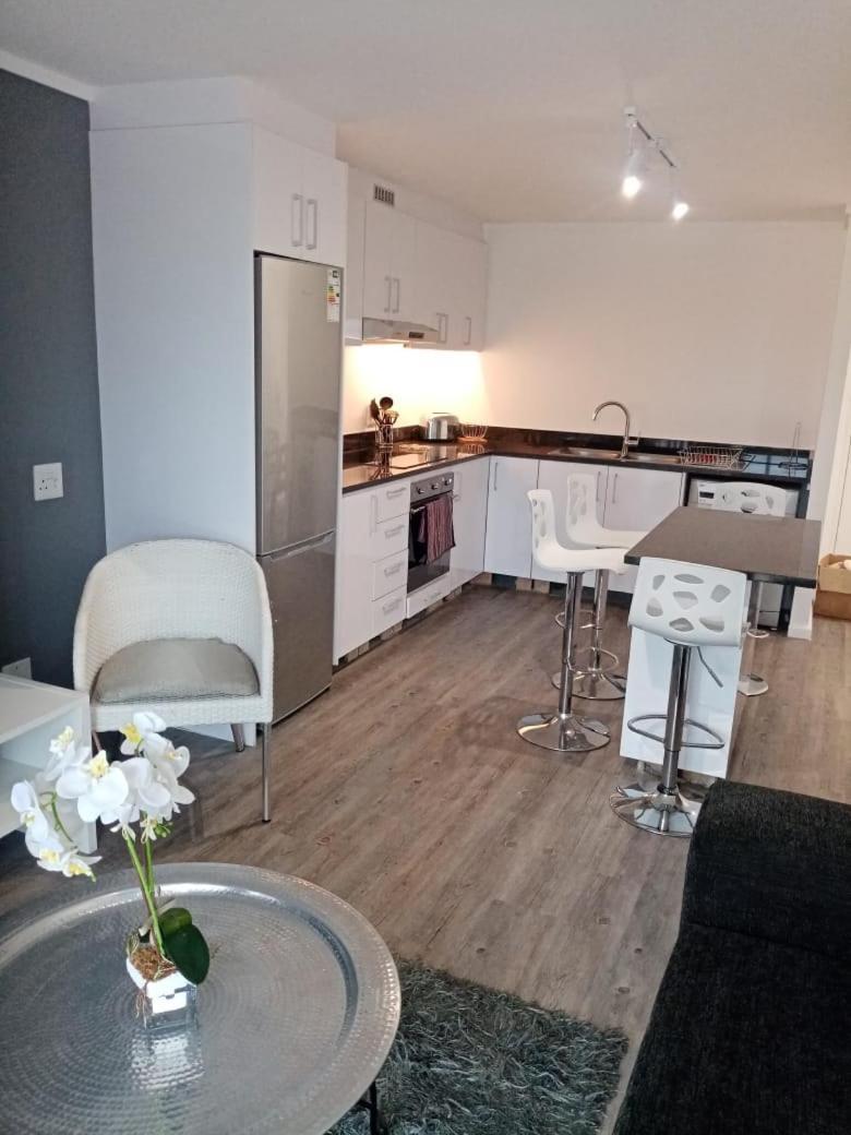 Table Mountain View 2 Bed 2 Bath Pool , Parking Apartment *
